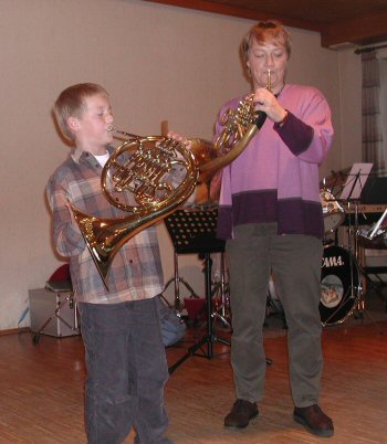 Max Kraft, der jüngste Hornist des Musikvereins, gemeinsam mit seiner Hornlehrerin