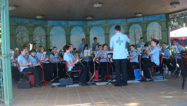 Das Jugendorchester des Musikvereins Rosswangen beim Platzkonzert im Europa-Park