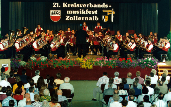 Das Orchester des MV Rosswangen beim Wertungsspiel in Schömberg 1999