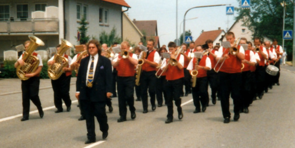 Der Musikverein Rosswangen mit Dirigent Jürgen Gruhler beim Jubiläumsfestumzug