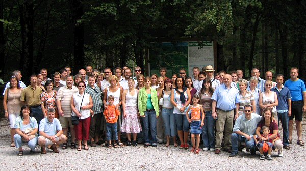 Die Reisegruppe des Musikvereins vor den grünen Grotten von Pradis